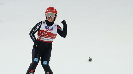 Grund zum Jubeln. Katharina Althaus nach ihrem Sprung.