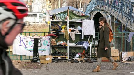 Garantiert umsatzsteuerfrei: Eine Kiezbox mit Spenden am Weigandufer in Neukölln. 