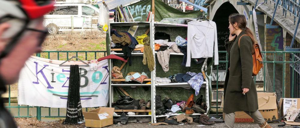 Garantiert umsatzsteuerfrei: Eine Kiezbox mit Spenden am Weigandufer in Neukölln.