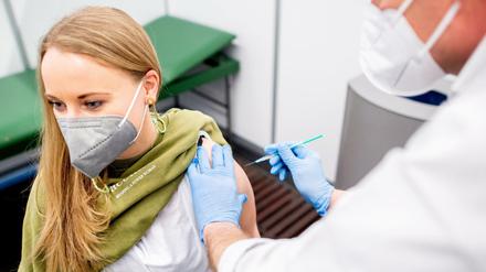 Eine Erzieherin wird in Bremen gegen das Coronavirus geimpft.
