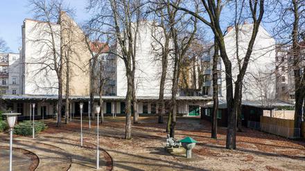 In den Kühlhäusern der Restauration könnten die Zapfhähne in Kürze wieder aufgedreht werden. Noch stehen hier Fettabscheider und anderes technisches Gerät, die Pächterin Dagmar Hillig aus den hölzernen Imbiss-Buden auf Geheiß des Bezirks ausgebaut hat: Sie sollten entfernt werden. Nach der jüngsten Gerichtsentscheidung des OVG plant Hillig den Wiedereinbau. Der Ausbau kostete nach ihren Angaben 15000 Euro.