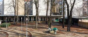 In den Kühlhäusern der Restauration könnten die Zapfhähne in Kürze wieder aufgedreht werden. Noch stehen hier Fettabscheider und anderes technisches Gerät, die Pächterin Dagmar Hillig aus den hölzernen Imbiss-Buden auf Geheiß des Bezirks ausgebaut hat: Sie sollten entfernt werden. Nach der jüngsten Gerichtsentscheidung des OVG plant Hillig den Wiedereinbau. Der Ausbau kostete nach ihren Angaben 15000 Euro.
