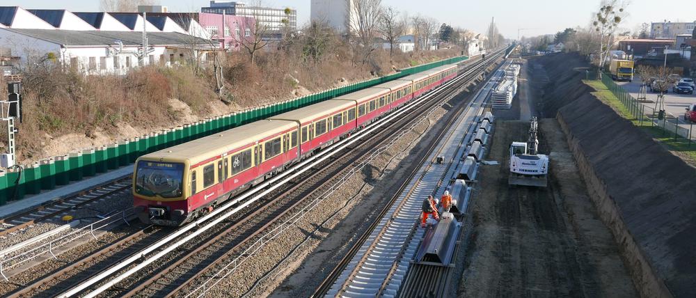 Am Kamenzer Damms wird die S-Bahn nach rechts verlegt. Das erste neue Gleis liegt schon (rechts).