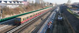 Am Kamenzer Damms wird die S-Bahn nach rechts verlegt. Das erste neue Gleis liegt schon (rechts).
