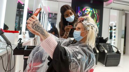 Als erster Kundin des Friseurladens Magali Coiffeur werden Arielle Rippegather nach der Wiedereröffnung die Haare geschnitten und gefärbt.