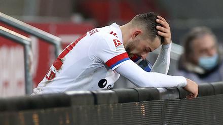 Ein Bild mit Symbolcharakter: Tim Leibold sah in der Nachspielzeit des Derbys für eine Tätlichkeit die Rote Karte.