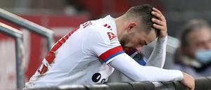 Ein Bild mit Symbolcharakter: Tim Leibold sah in der Nachspielzeit des Derbys für eine Tätlichkeit die Rote Karte. 