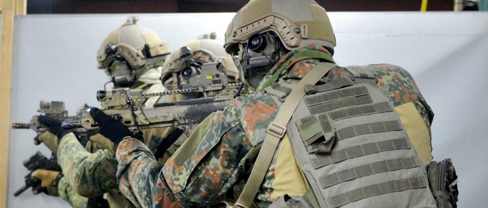 Soldaten trainieren mit einem G36 Gewehr im Schießausbildungszentrum auf dem Kasernengelände des Kommandos Spezialkräfte (KSK). 