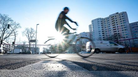 Pendeln mit dem Rad statt mit dem Auto - Berlin setzt immer mehr auf saubere und öffentliche Transportmittel.