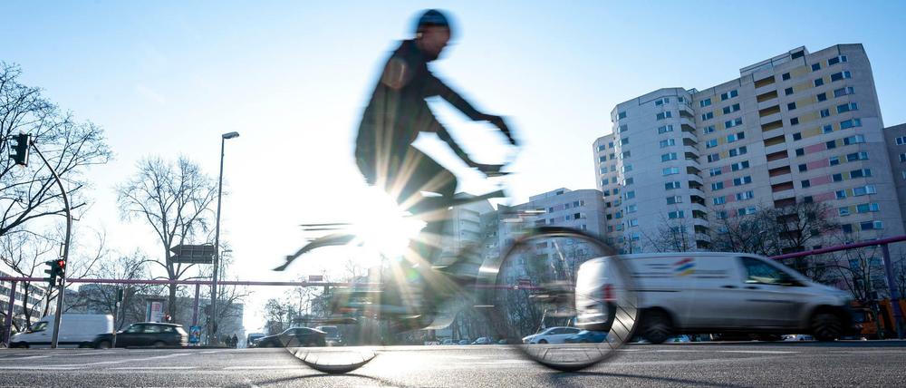 Pendeln mit dem Rad statt mit dem Auto - Berlin setzt immer mehr auf saubere und öffentliche Transportmittel.
