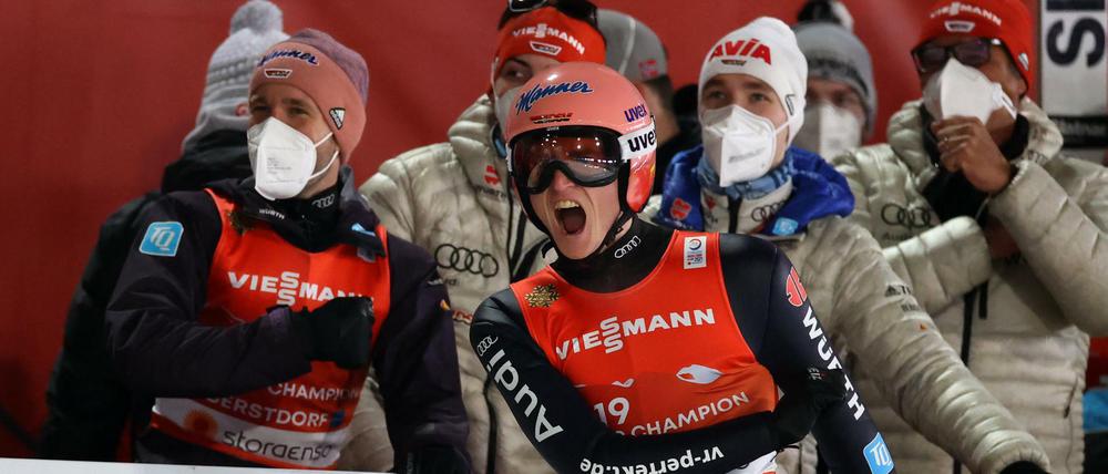 Karl Geiger bejubelt seine vierte WM-Medaille.
