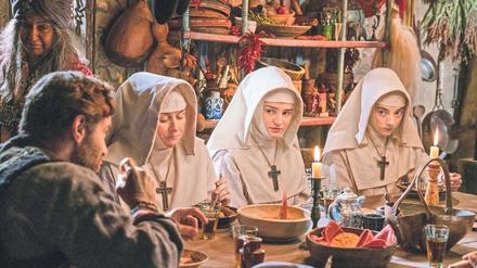 Die Versuchung ist selbst in einem Kloster im Himalaya-Gebirge nicht weit. Das muss auch Schwester Ruth (Aisling Franciosi, 2.v.r.) erkennen. 