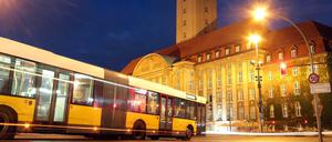 Berlins BVG-Busknoten Nr 1: das Rathaus Spandau.