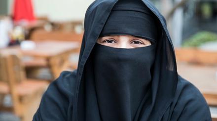 Asma, eine Touristin aus Riad (Saudi-Arabien) sitzt in einem Restaurant in der Schweiz.