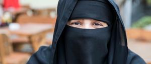 Asma, eine Touristin aus Riad (Saudi-Arabien) sitzt in einem Restaurant in der Schweiz.