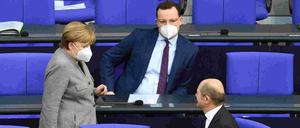 Angela Merkel, Jens Spahn (beide CDU) und Olaf Scholz (SPD) im Bundestag.