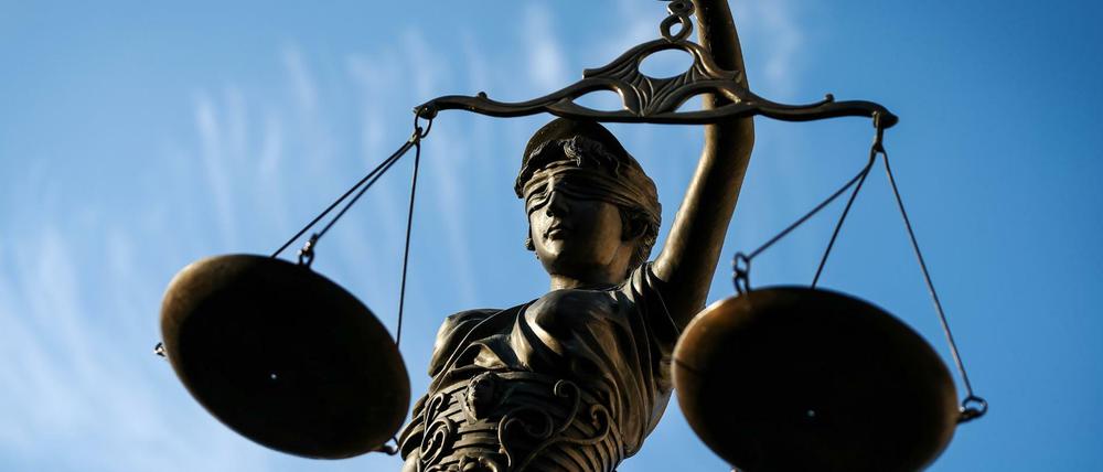 Die Berliner Anwaltschaft geht gegen Verschwörungstheoretiker vor.