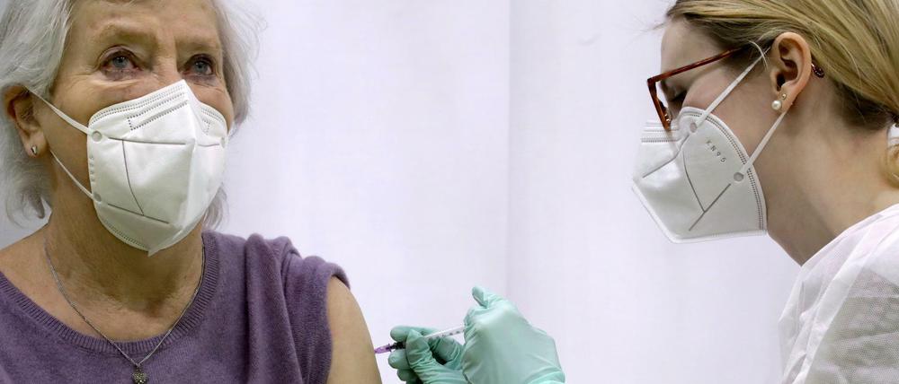Eine Frau erhält eine Impfung des Moderna Impfstoffs gegen das Coronavirus