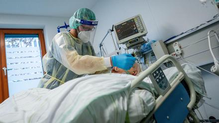 Führende deutsche Intensivmediziner rieten mit einem Prognosemodell von Lockerungen ab.