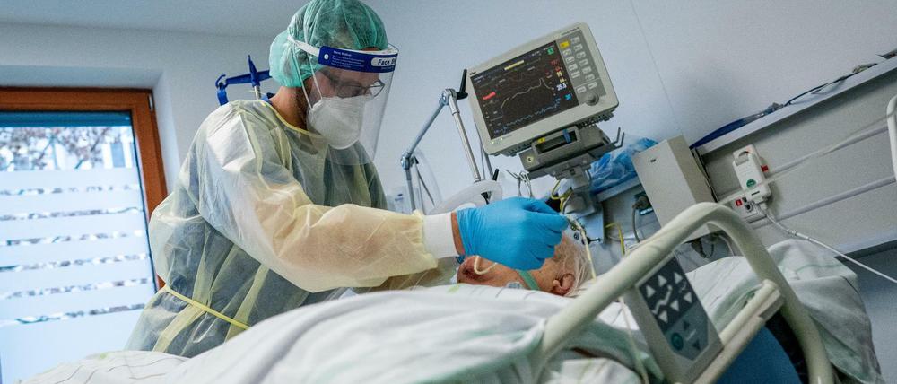 Führende deutsche Intensivmediziner rieten mit einem Prognosemodell von Lockerungen ab.