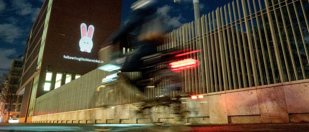 HHase auf der Fassade der BND-Zentrale. Der Bundesnachrichtendienst will sich mit Cyberspezialisten verstärken.