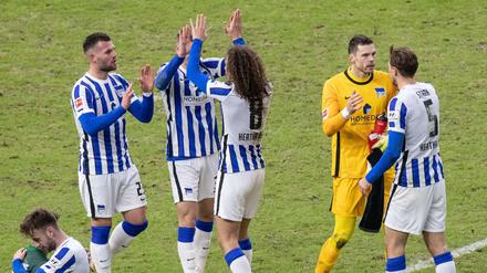 Herthas Spieler nach dem Schlusspfiff gegen Augsburg.