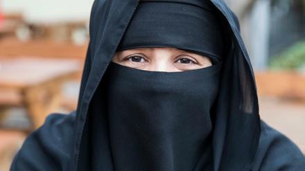 Eine Touristin aus Riad sitzt in einem Restaurant in der Schweiz