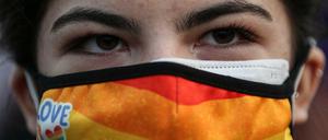 Eine Demonstrantin in der Türkei trägt bei einer Kundgebung gegen Gewalt an Frauen vor dem Internationalen Frauentag einen Mund-Nasen-Schutz