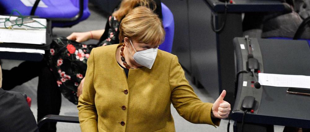 Geht gut gelaunt nach dem Corona-Marathon-Gipfel: Die Kanzlerin. Hier am Donnerstagvormittag im Bundestag.