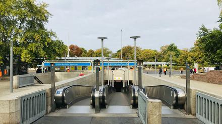 Blick vom Rathausvorplatz: Diese Rampen führen von der Altstadt zum U-Bahnhof. Bis 2024/2025 bleiben die wohl noch.