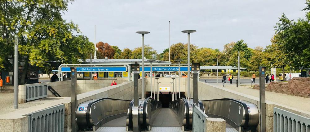 Blick vom Rathausvorplatz: Diese Rampen führen von der Altstadt zum U-Bahnhof. Bis 2024/2025 bleiben die wohl noch.