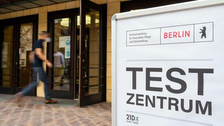 Der Eingang zum Corona-Testzentrum in der Max-Taut-Schule in Lichtenberg.