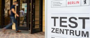 Der Eingang zum Corona-Testzentrum in der Max-Taut-Schule in Lichtenberg.