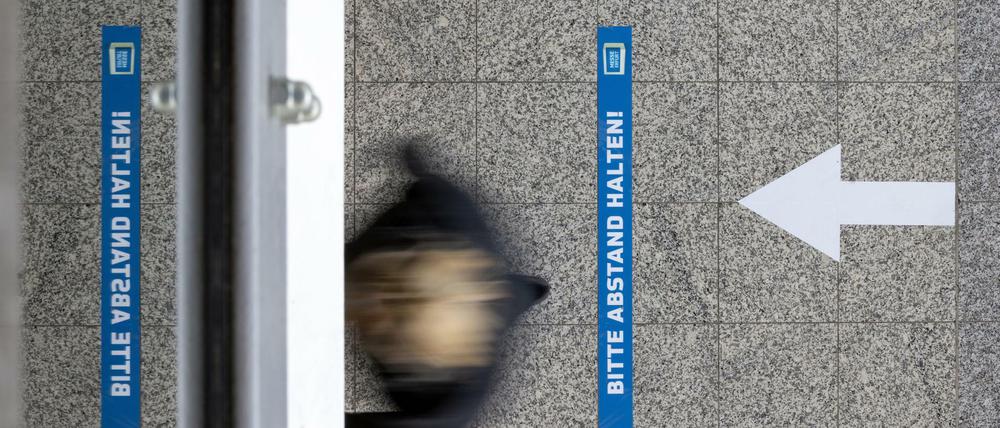 Bitte, wo geht's raus aus der Krise? Bisher schieben Bund, Länder, Kommunen nur gegenseitig Schuldzuweisungen hin und her. (Szene aus Erfurt) 