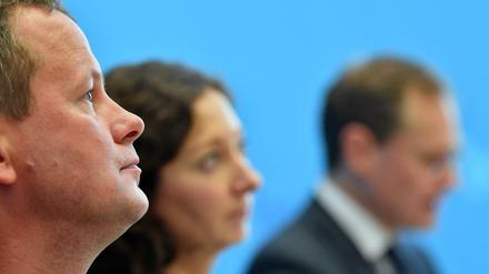 Kultursenator Klaus Lederer (Linke), Wirtschaftssenatorin Ramona Pop (Grüne) und Berlins Regierender Bürgermeister Michael Müller (SPD, rechts).