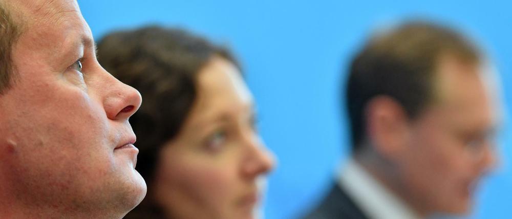 Kultursenator Klaus Lederer (Linke), Wirtschaftssenatorin Ramona Pop (Grüne) und Berlins Regierender Bürgermeister Michael Müller (SPD, rechts).