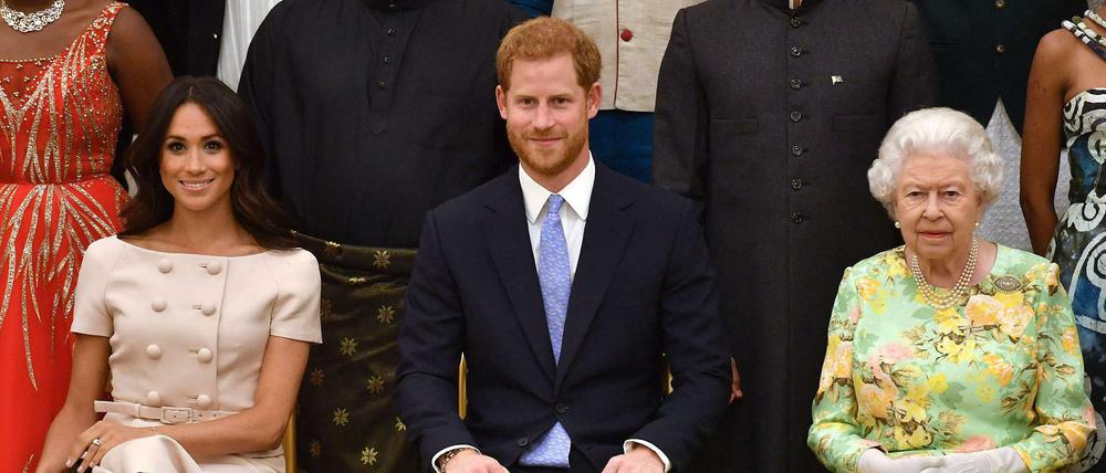 Meghan, Harry und die Queen posieren für ein Foto
