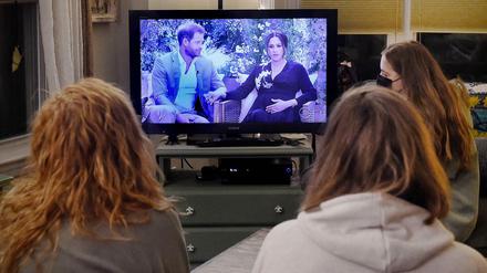 Frauen in Virginia verfolgen das Interview im TV.