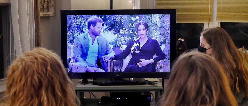 Frauen in Virginia verfolgen das Interview im TV.