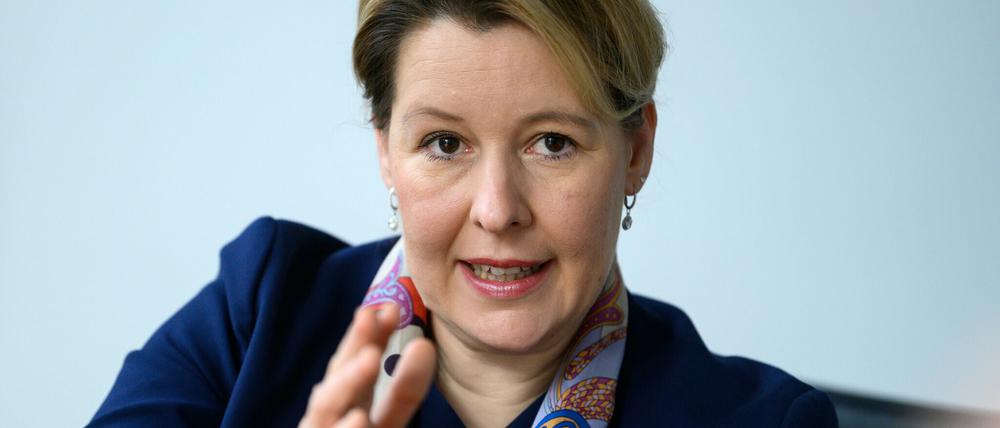 Hier geht's lang mit den Frauen: Bundesfamilienministerin Franziska Giffey verteidigt den Frauentag.