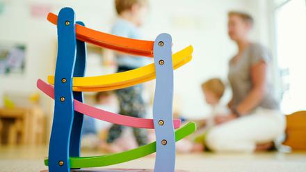 Ab nächster Woche werden Einladungen auch an Kita-Personal verschickt.