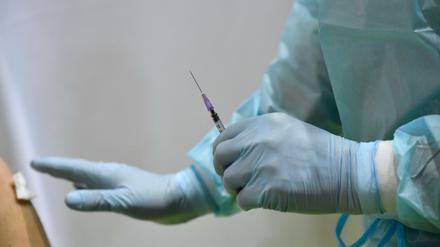 Eine Spritze mit dem Corona-Impfstoff von Astrazeneca