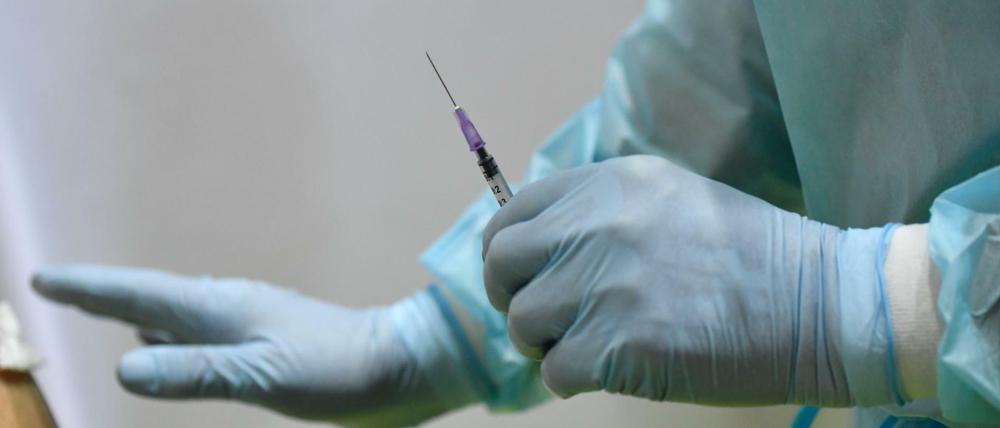 Eine Spritze mit dem Corona-Impfstoff von Astrazeneca