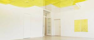 „Tooth House, ceiling“ (2014–20) besteht aus Aluminium, Plexiglas, Papier und Wellplastik. Die Deckenarbeit verändert sich mit jeder neuen Installation.