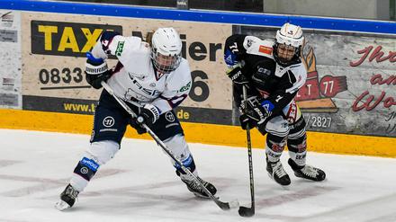 Knapp verloren. Eisbärin Theresa Knutson (links) in Aktion im Spiel gegen Memmingen am Sonntag.