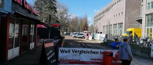 Zwischen dem Einkaufszentrum "Forum Köpenick" und diversen Kiosken liegt seit Jahren eine Brache, hier sollen Wohnungen und eine Kita gebaut werden.