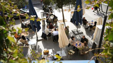 Gemeinsam auf der Terrasse einer Bar sitzen – in Madrid ist das erlaubt. Die regionale Regierung geht, entgegen den Empfehlungen der Epidemiologen, einen Sonderweg. Und verzeichnet damit die meisten Covid-19-Toten Spaniens.