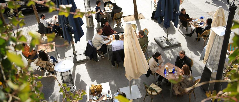 Gemeinsam auf der Terrasse einer Bar sitzen – in Madrid ist das erlaubt. Die regionale Regierung geht, entgegen den Empfehlungen der Epidemiologen, einen Sonderweg. Und verzeichnet damit die meisten Covid-19-Toten Spaniens.