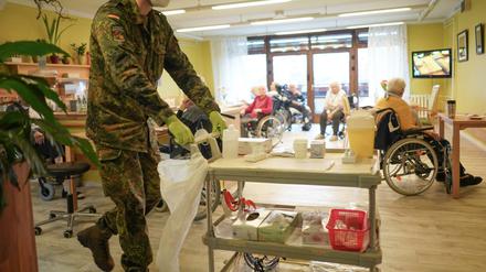 Antreten zum Testen: Wie erleben Bewohner:innen von Pflegeheimen die Helfer in Uniform?