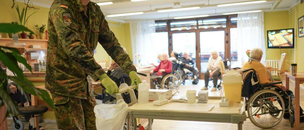 Antreten zum Testen: Wie erleben Bewohner:innen von Pflegeheimen die Helfer in Uniform? 